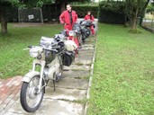 Mopeds bepackt und bereit für die 5 Flüsse Tour