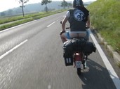 Bei der Beschleunigungskraft unserer Mopeds kann es einem schonmal die Hosen ausziehen...