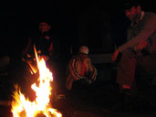 Nachdem wir völlig erschoepft angekommen sind, gesellen wir uns zu unseren Gastgebern ans Feuer.
